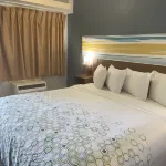 HomeTowne Studios by Red Roof Buffalo - Niagara Airport Hotels in Bowmansville