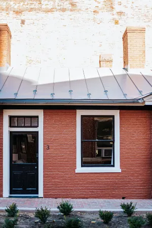 Barristers Row Отели рядом с достопримечательностью «Публичная библиотека Стонтон»