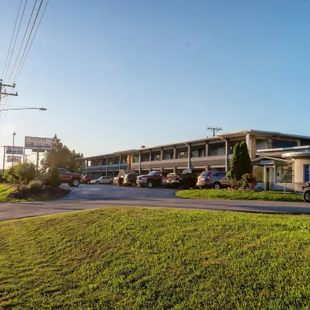 Riverside Inn and Suites