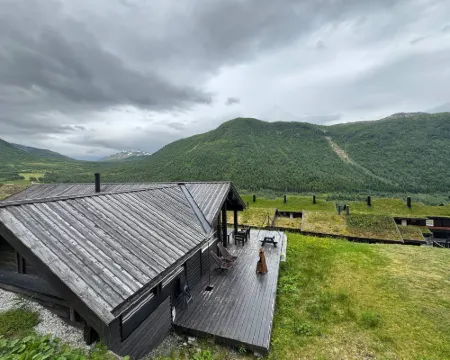 Cozy and family-friendly mountain cabin โรงแรมในVoss