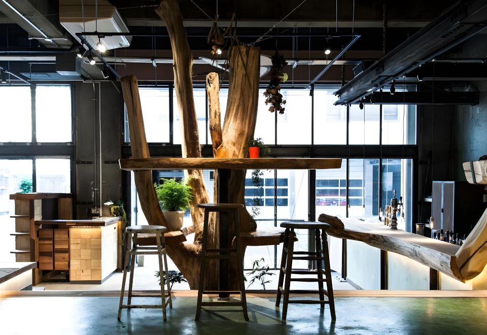 누이 호스텔 바 라운지 내부