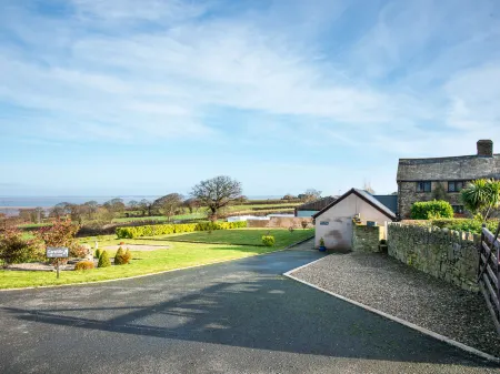 Picton Lodge - Sea Views Отели в г. Холиуэлл