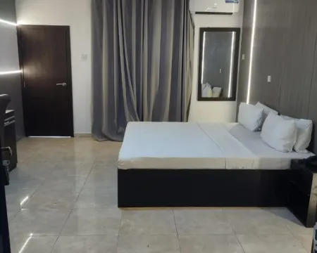 สกายร็อค โฮเทลส์ อ็อกบา โรงแรมในOjodu