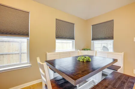 Pet-Friendly Texas Retreat w/ Fenced-in Yard! Отели в г. Брайан