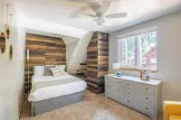 Sweet Pine Deck Hot Tub Cozy Modern Interior Close to Ski Resort