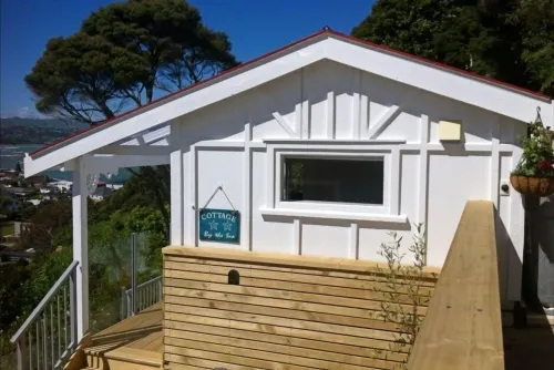 Aspen Cottage - Stylish Cottage with Sea Views Hotels in Porirua