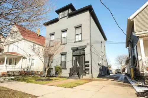 Private 2 Level Apartment with Hot Tub in Tremont