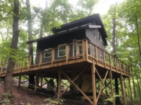 Secluded treehouse with indoor fireplace Hotels in Union County
