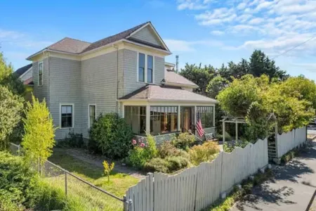 Historic Charm- 4 bedroom house in wonderful Fortuna with hot tub