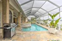 Lakefront Cape Coral Home w/ Private Pool & Dock! - Parkplatz