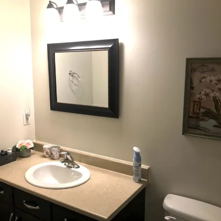 Stylish 1BR unit in Bedford, only 15 min to downtown Halifax. Near shopping area