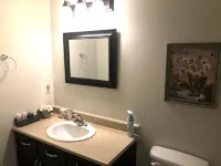 Stylish 1BR unit in Bedford, only 15 min to downtown Halifax. Near shopping area 로킹엄 호텔