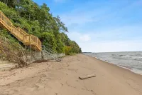 100 Private Beach Frontage on LK MI Hot Tub - Villas
