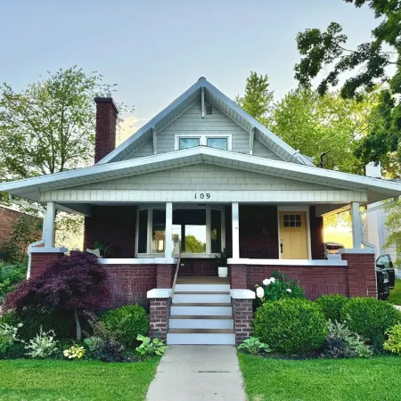 Beachfront Home on Lake Michigan beach. Spectacular sunsets, walk to downtown. Отели в г. Франкфорт