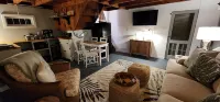 Cozy cottage steps to beach sleeps 5 with WiFi, AC in charming Marshfield