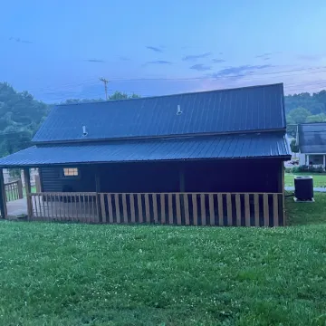 Lillie's Pad -Cozy 2-bedroom cabin- 20 miles from Natural Bridge in Beattyville.