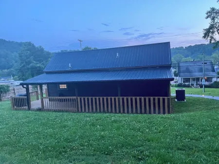 Lillie's Pad -Cozy 2-bedroom cabin- 20 miles from Natural Bridge in Beattyville.