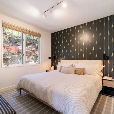 Aspen Hideaway by Avantstay Walk to Aspen, Near Slopes + Pool & Hot Tub Access