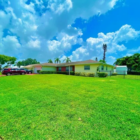 Heated Pool and  Spa Family Retreat-Near Anna Maria Island and Bradenton Beach.