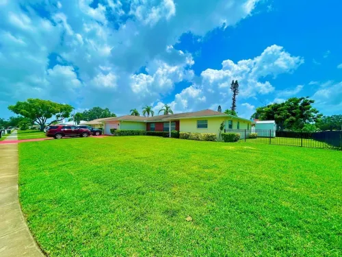 Heated Pool and  Spa Family Retreat-Near Anna Maria Island and Bradenton Beach.