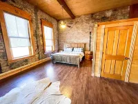The Brick Street Suite, high ceilings, historic brick street location