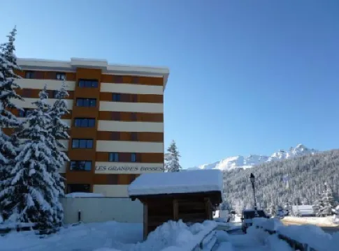 COURCHEVEL 1650, stand. apartment sleeps 8, 100 m gondola, covered parking. Hotels near Courchevel 1650