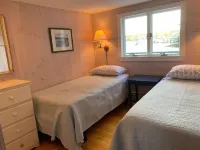 Tidewatch- harborside cottage, unparalleled views Hoteles en Tremont