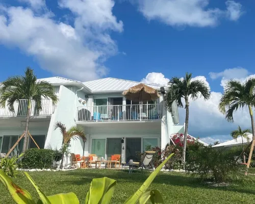 Beautifully furnished Treasure Cay 2bd 2bth condo with 36’ boat slip! Hotels in Great Abaco