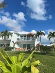 Beautifully furnished Treasure Cay 2bd 2bth condo with 36’ boat slip! のホテル