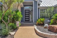 Crisp Refreshing Pool, Lake View, Entire Home