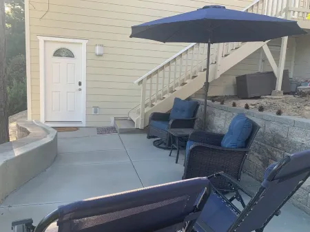 New 1-Bdrm Apartment Suite - Pet-Friendly Cozy Mountain Escape Near Trail & Lake Отели в г. Лейк Арроухед