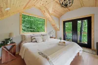 Experience Elevated Living: Upscale Treehouse Cabin in Hocking Hills on 20 acres