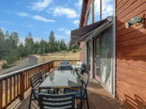 Prasad Retreat - Sunny Home W/ Deck & Air Hockey 3 Bedroom Home by Bear Valley Vacation Rentals Hotels in Arnold