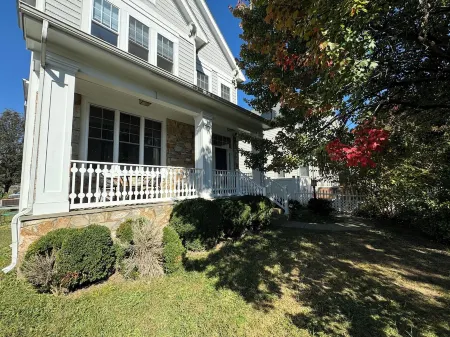 Gorgeous Spacious House 5BR 9Beds and Private Parking Отели в г. Бейлис Кроссродс