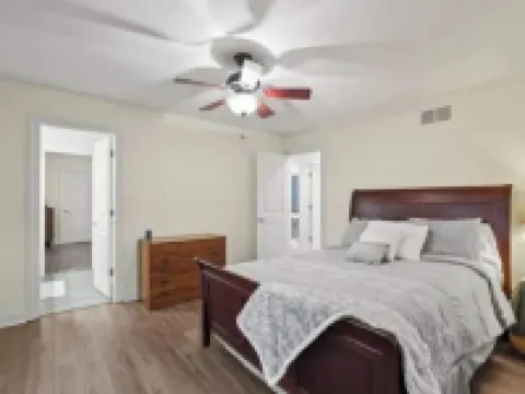 Spacious 5-bedroom Chicago suburban vacation home! Hotels in Roselle