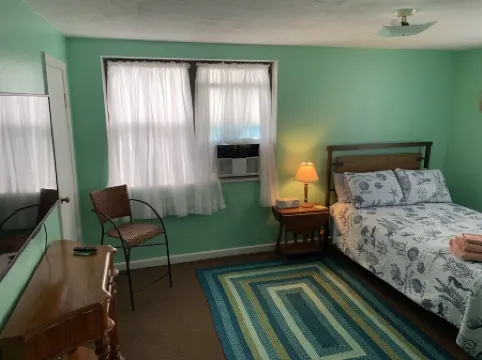 Beach Side Studio #5 - Pet Friendly, WiFi, Off-Street Parking, Large Smart TV