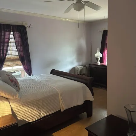 Green Street Oasis Hot Tub, Fire Pit & Walk to Downtown