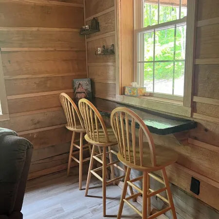 Charming 3-bedroom cabin with WiFi and AC in delightful Wetmore