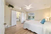 The Villages! 2 Squares!-Pool Access -Free Wifi-All Amenities-Shopping Galore!