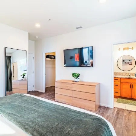 Spacious 4-Bedroom Townhome / 2-Car Garage / Cruise Terminal