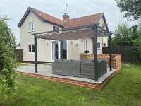 Cheerful two bedroom cottage with field views