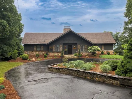 Modern rustic home with spectacular mountain views and sunsets!