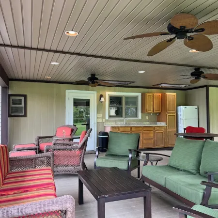 Charming 4-bedroom house with WiFi and AC in Branchport