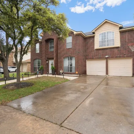 Spacious 4-bedroom house in charming Round Rock with WiFi, AC
