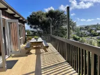 Spacious large sun drenched house, with Sea & bush views, 20 mins walk to town.