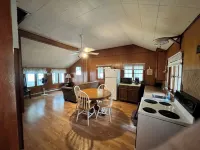 Charming 2-bedroom cabin sits on 2.5 acres on Hubbard Lake. Hotel di Hubbard Lake