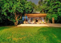 Award-winning villa with private beachfront and pool Hotels in 