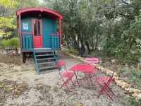 Roulotte with air conditioning and private pool in Tourtour