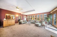 3-bedroom house with AC and WiFi within walking distance of The Big House!