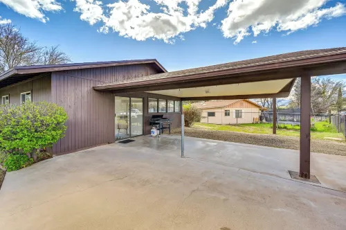 Pet-Friendly Camp Verde Home w/ Gas Grill! - parking